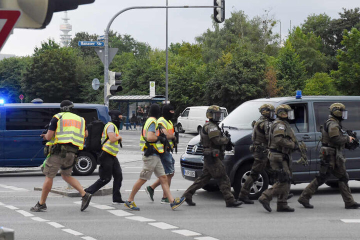 Polizisten in Spezialausrüstung in der Nähe des Olympia-Einkaufszentrums (OEZ). (Archiv)