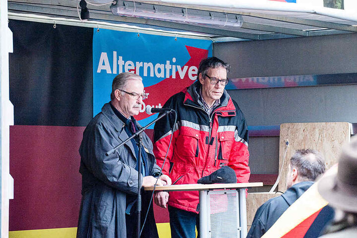AfD-Sprecher Rolf Diekwisch (li.) hält vor den 90 Zuhörern eine Rede.