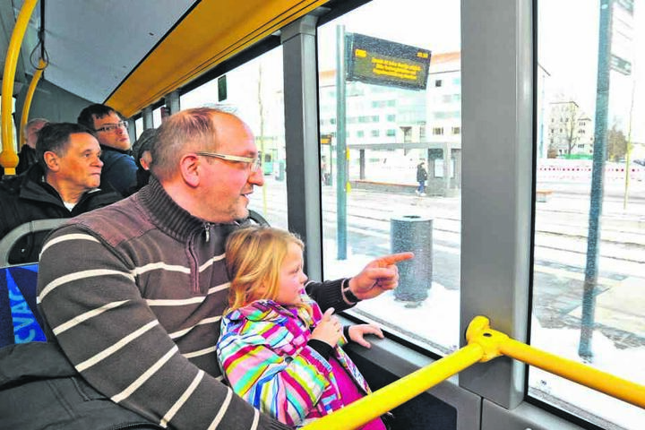 Die kleine
Sophie (4)
drehte gestern
mit Papa
Denis (38)
eine Runde im
neuen Netz.