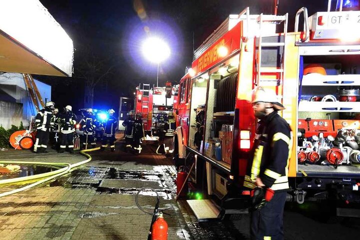Rund 70 Einsatzkräfte löschten den Brand und halfen den Mitarbeitern Ware in Sicherheit zu bringen.