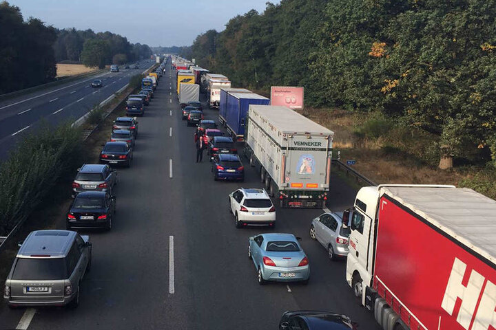 Die A2 muss während der Unfallaufnahme voll gesperrt werden.