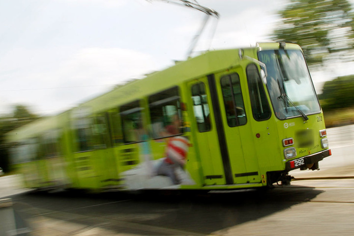 Ein Toyota war in das Gleisbett einer Straßenbahn in Plauen gefahren. (Symbolbild)