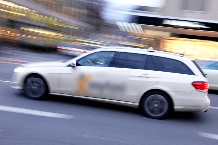 Der Taxifahrer übersah den Einsatzwagen und krachte mit dem Polizeiauto zusammen. (Symbolbild)