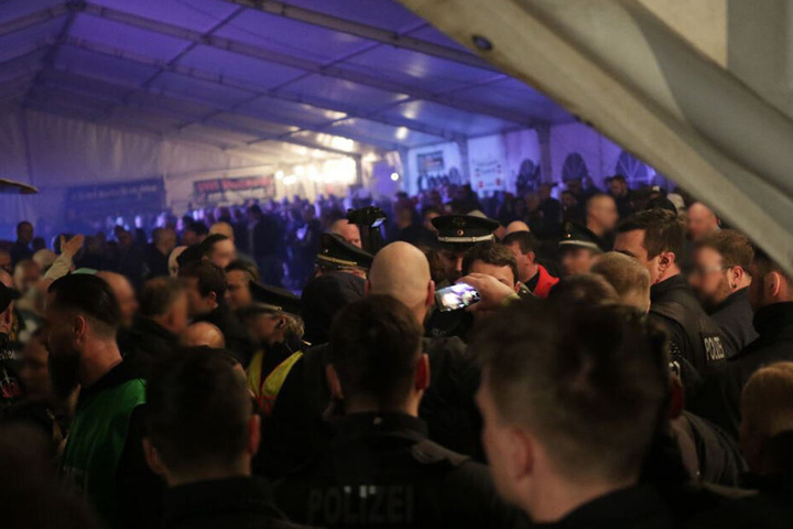 In diesem Zelt fand das Rechtsrock-Konzert statt.