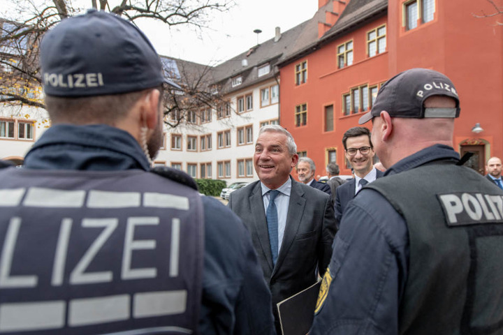 Innenminister Strobl und Oberbürgermeister Horn (rechts im Bild) sprechen mit Polizisten.