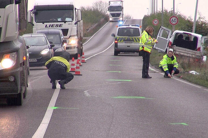 Die Polizei nimmt den Unfall am Mittwochmorgen auf.