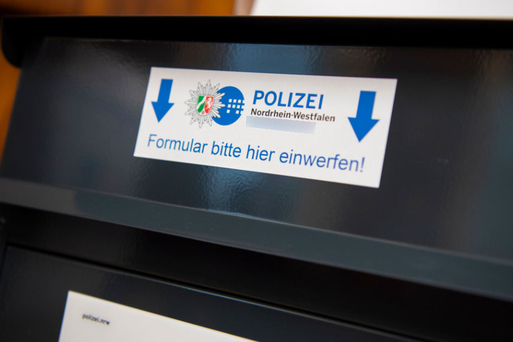 Ein Mitarbeiter der Polizeiwache hatte am frühen Morgen das Päckchen im Briefkasten entdeckt. (Symbolbild)