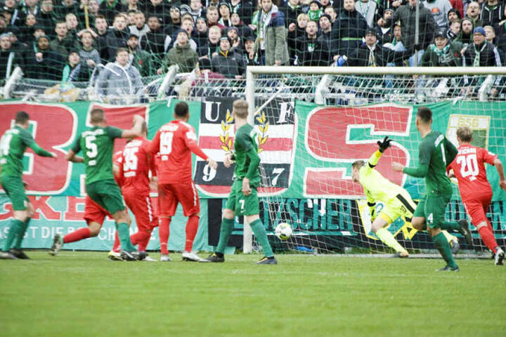 Ersatzkeeper Lukas Cichos (3.v.r.), der hier im Sachsenpokal-Spiel bei
Chemie Leipzig das entscheidende dritte Gegentor kassiert, ist vor
allem dank seiner tollen Trainingsleistungen ein Gewinn für den FSV.