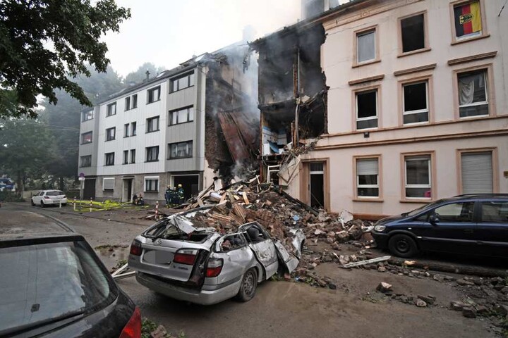 Ein Auto wurde durch die Trümmerteile komplett zerstört.