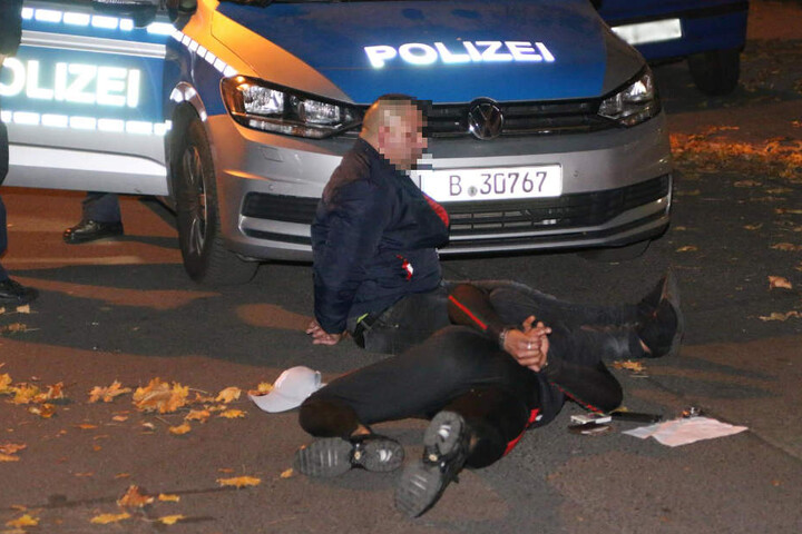 Die beiden Tatverdächtigen kauererten auf dem Boden und beschwerten sich über die engen Handfesseln.