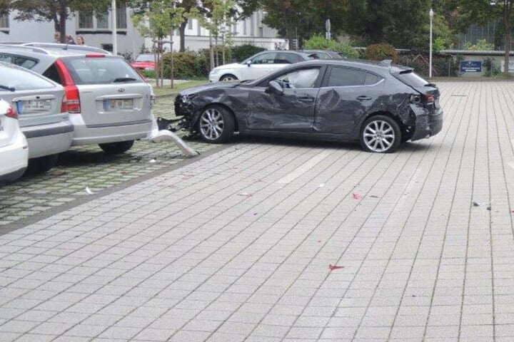 Vollkommen zerstört steht der Mazda der Unfallverursacherin auf einem Magdeburger Parkplatz.