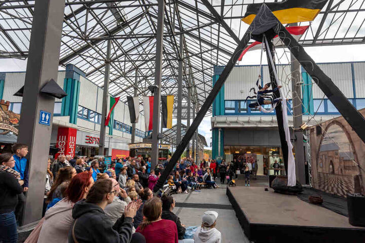 Bereits zur ersten Akrobatik-Show kamen viele Besucher.