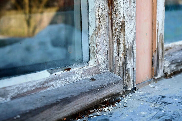 Die Fenster des Jugendzentrums sind undicht, Farbe blättert ab.