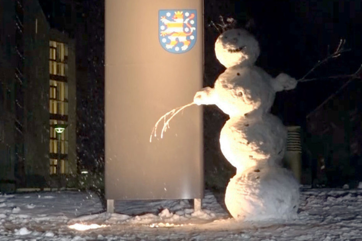 Das ist der erste Schneemann des Jahres.