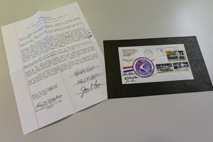 Ein Echtheitszertifikat liegt neben dem Apollo-15-Mondbrief von 1971.