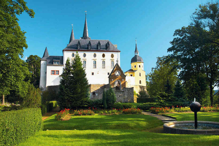 Ein Märchen mitten im Herzen vom Erzgebirge: Im Schlosshotel Purschenstein kann man bald für 49 Euro pro Nacht/Person schlafen.