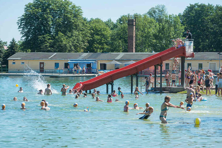 Weil das Prohliser Freibad dicht ist, stürmen die Dresdner vor allem das "Mocki".