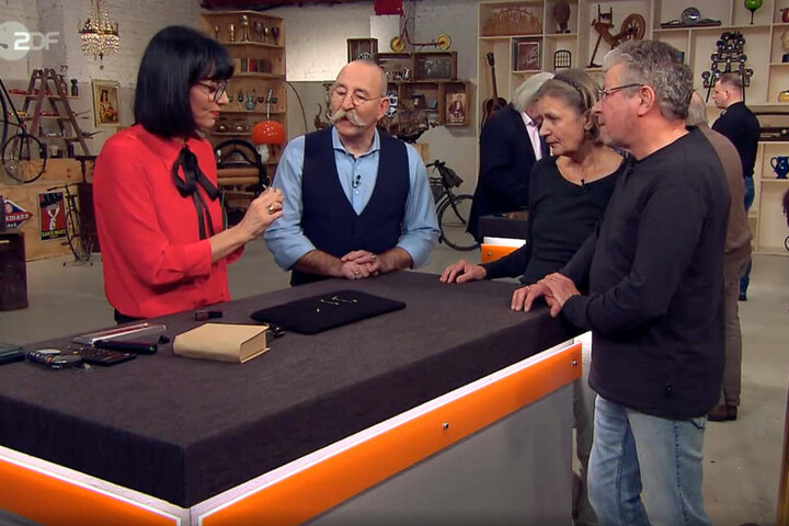 Expertin Heide Rezepa-Zabel nahm die Schmuckstücke genau unter die Lupe.