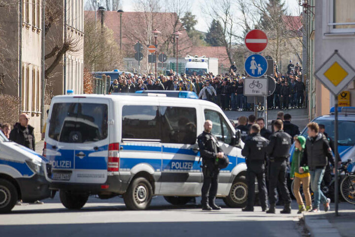 Bei den Ausschreitungen wurden auch Polizisten und Ordner verletzt.