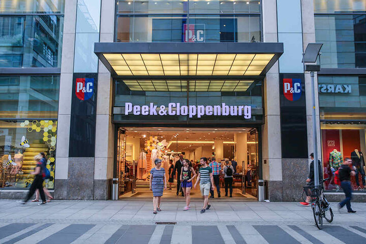 Peek & Cloppenburg-Filiale in Dresden. Die missglückte Werbung sorgt nun bundesweit für Negativ-Schlagzeilen.