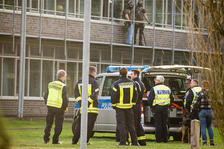 Die Einsatzkräfte sicherten das ganze Areal am Kreishaus ab.