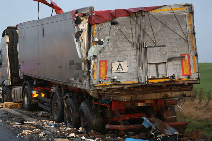 Auf diesen Pannen-Wagen fuhr der Laster auf.
