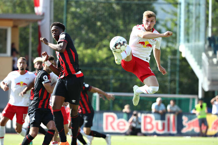 Timo Werner (r., hier im Testspiel gegen Huddersfield (0:3) mit artistischer Einlage) könnte gegen Craiova eventuell in der Startelf stehen.