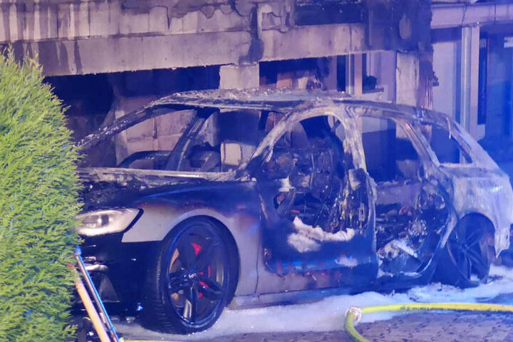 Das Foto zeigt ein vom Feuer zerstörtes Auto.
