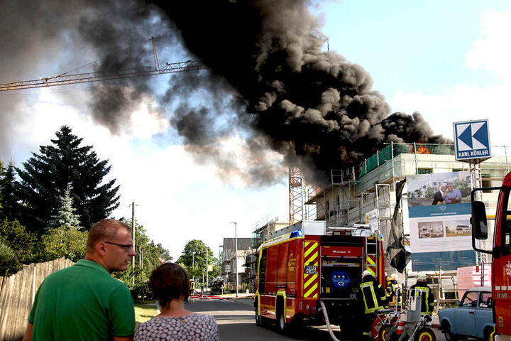 Die Feuerwehr ist im Einsatz.