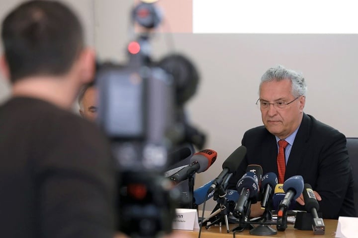 Bayerns Innenminister Joachim Herrmann nimmt zu den Schüssen eines "Reichsbürgers" auf Polizisten Stellung.