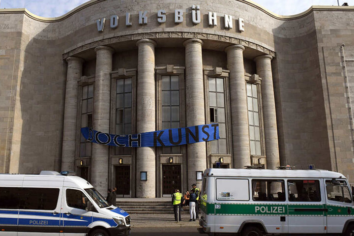 Am Donnerstag räumte die Polizei das Theater, nachdem der Intendant Anzeige erstattete wegen Hausfriedensbruch.