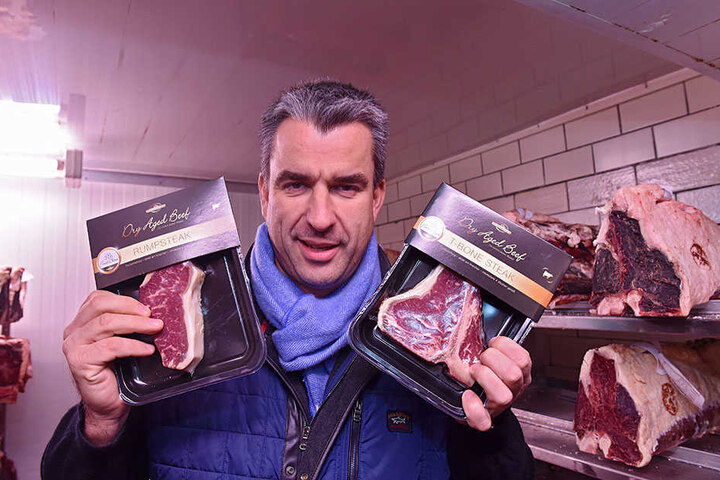 Gerd Kastenmeier zeigt die Dürrröhrsdorfer Single-Portion des gereiften Angus-Rindfleisches.