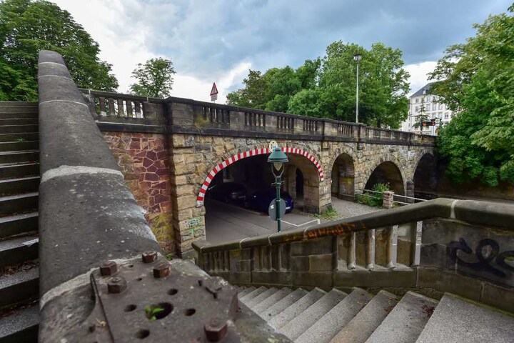 Stützwand und der Treppenaufgang an der Fabrikstraße sollen verstärkt werden.