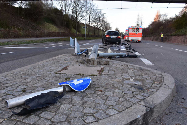 Mehrere Schilder und eine Ampelanlage musste dran glauben.