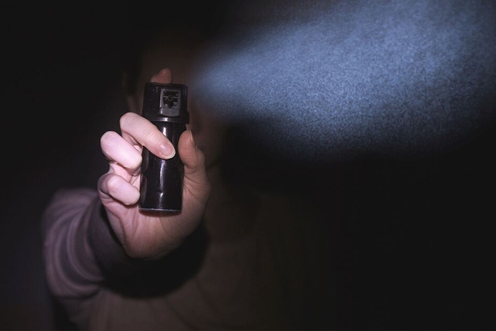Die unbekannten Diebe attackierten den Mann mit Pfefferspray, nachdem dieser sich wehrte. (Symbolbild)
