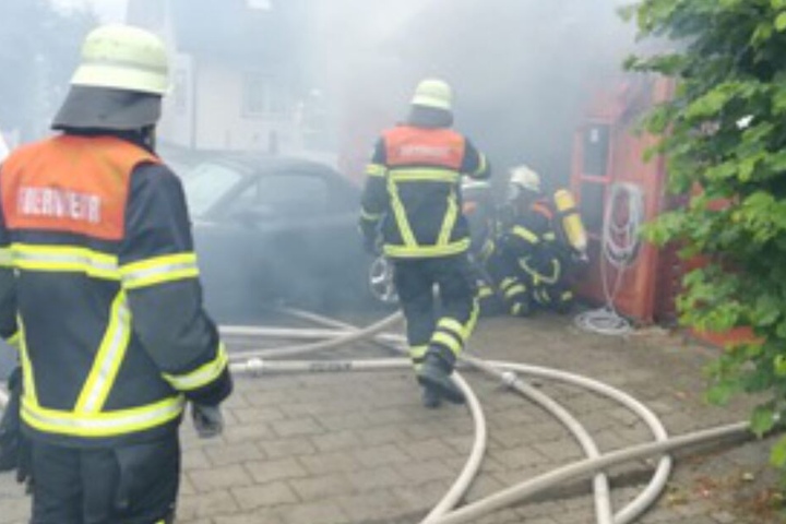 Die Einsatzkräfte schoben den Mazda aus dem Feuer.