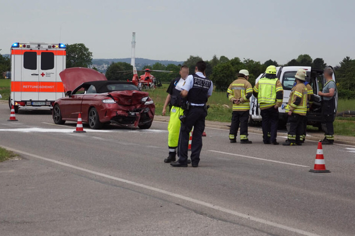 Einsatzkräfte an der Unfallstelle, auch ein Rettungshubschrauber ist im Einsatz.