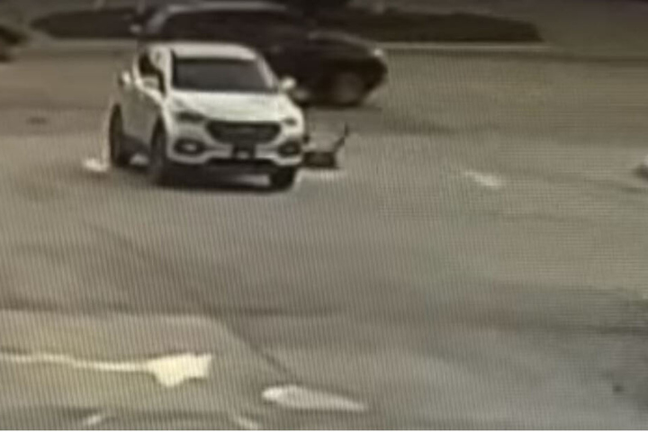 Der SUV wäre bei dieser Straße wohl in 99 von 100 Fällen kollidiert. Das Überwachungsvideo zeigt, wie unglaublich knapp es war.