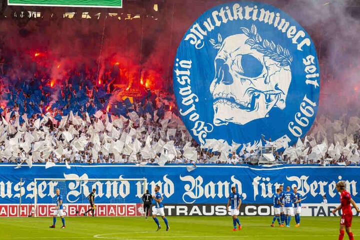 Rostocker zündeln mit Pyrotechnik während der DFB-Pokal-Partie.