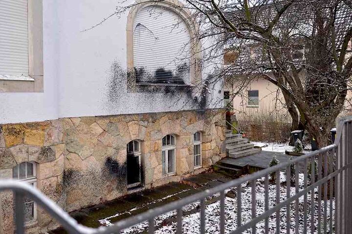 Das Hoftor musste aufgebrochen werden, um auf das Grundstück zu gelangen.