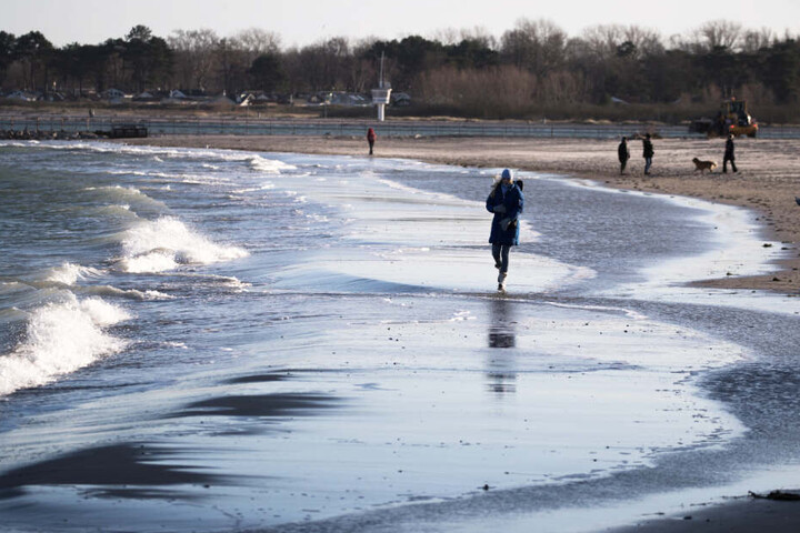 Beim Strandspaziergang in Travemünde schalten nicht nur Karneval-Muffel ab.
