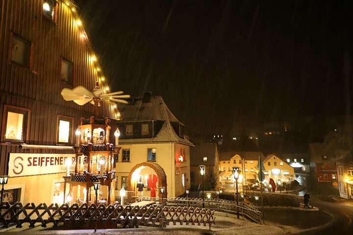 Im Spielzeugdorf Seiffen blieb der erste Schnee liegen.
