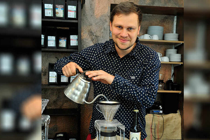 Selbst mit einem Ale-Bier schmeckt der Kaffee aus der Rösterei.