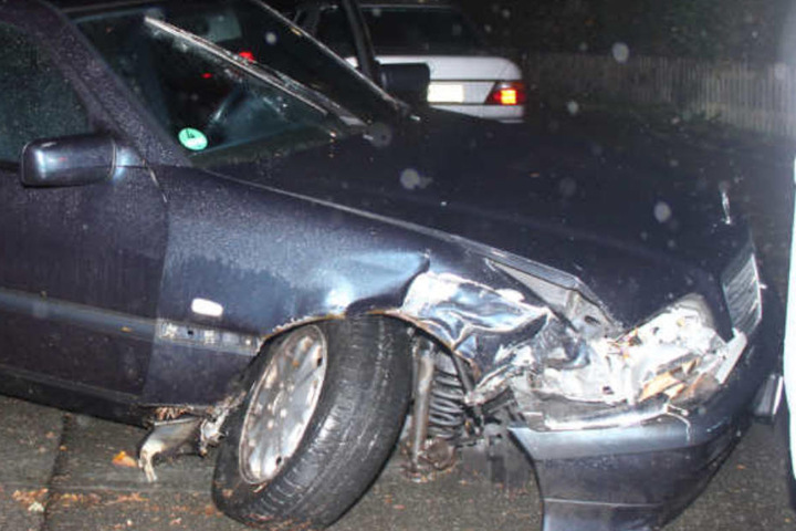 Selbst das rechte Vorderrad war nach einem Crash aus der Verankerung gerissen worden.
