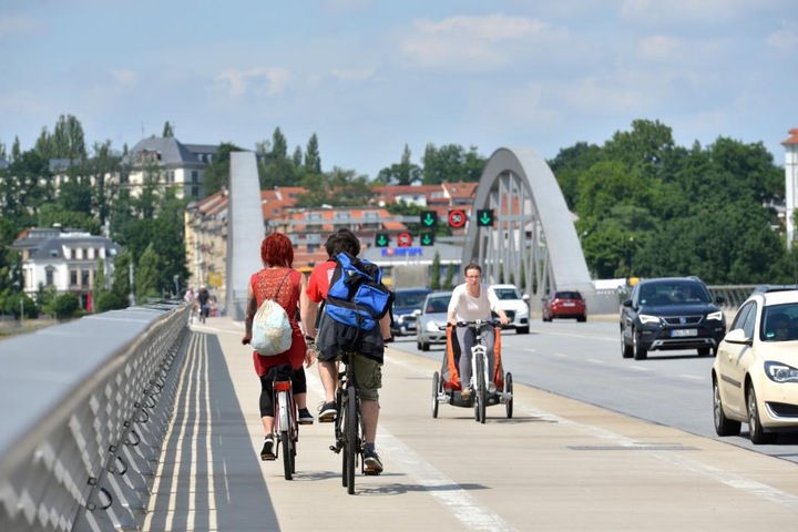 Radler auf der Waldschlößchenbrücke.