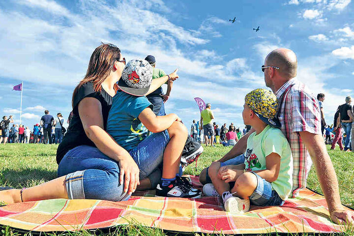 Familie Borgmann hatte den besten Platz: Tine (35), Carl (7),Fritz (5) und Andy (44) schauten sich die Flugshow an.