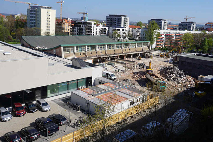 Der Schwimmhallen-Neubau ist fertig, die Abrissarbeiten nebenan abgeschlossen.