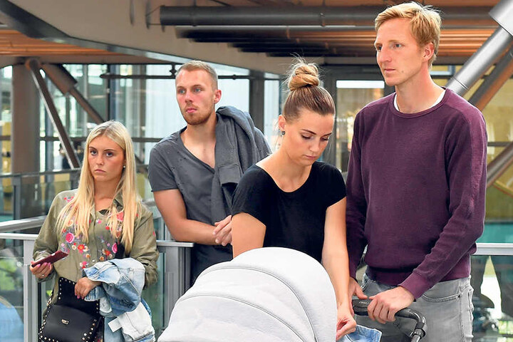 Dynamo-Kapitän Marco Hartmann (r.) schob wirklich: Und zwar den Kinderwagen seines Sohnemanns (5 Monate) - Freundin Julia blieb immer an der Seite. Hinten Torwart Marvin Schwäbe mit seiner Michelle.