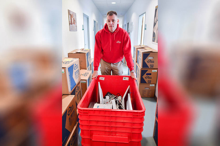 Jörg Hirschberger von der Umzugsfirma Winter koordiniert und packt selbst kräftig an.