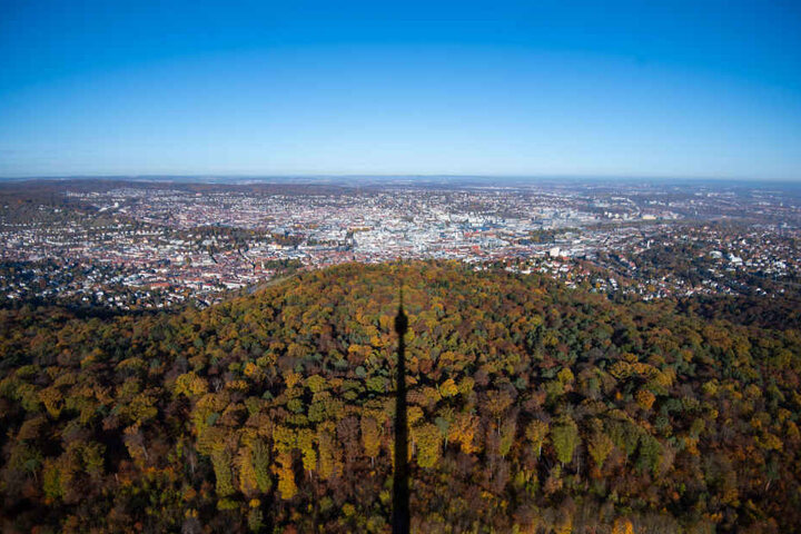 Blick vom Stuttgarter Fernsehturm: Winterwetter sieht anders aus.